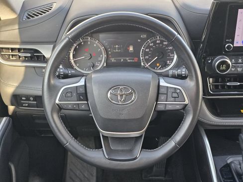 Used 2024 Toyota Highlander XLE AWD/4WD image 15