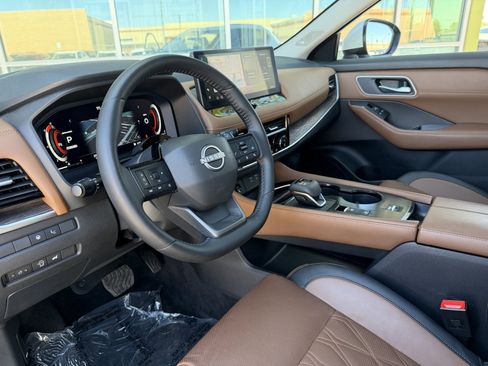Used 2025 Nissan Rogue Platinum w/ Tech Package FWD image 31