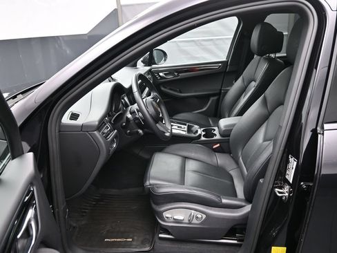 Certified 2025 Porsche Macan AWD/4WD image 9