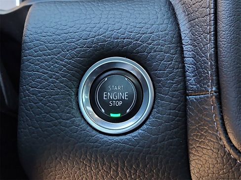 Used 2021 GMC Yukon Denali w/ Denali Premium Package image 25