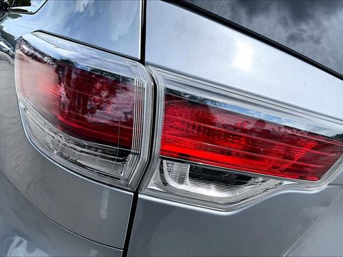 Used 2015 Toyota Highlander Limited Platinum FWD image 29