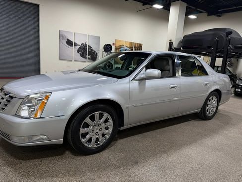 Used 2009 Cadillac DTS w/ Trunk Convenience Package FWD image 10