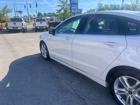 Used 2018 Ford Fusion SE FWD image 5