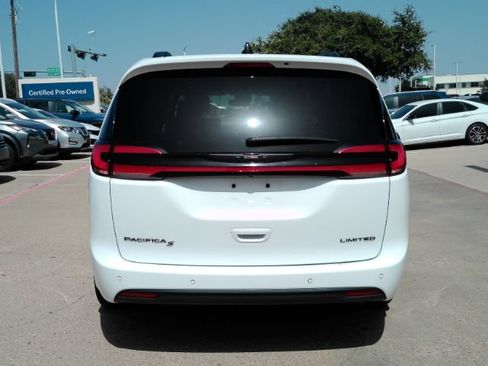 Used 2025 Chrysler Pacifica Limited FWD image 9