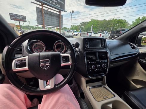 Used 2018 Dodge Grand Caravan SXT FWD image 12