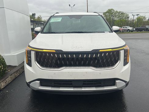 Used 2025 Kia Carnival EX image 4