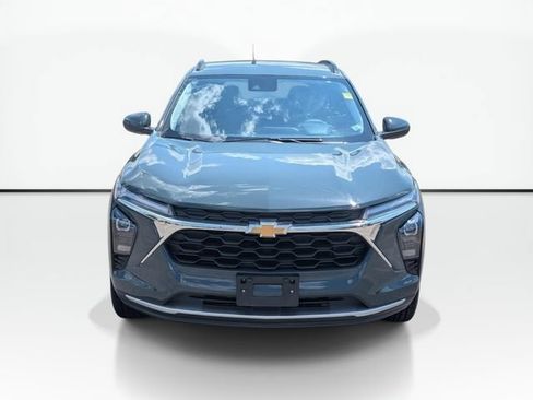 Used 2025 Chevrolet Trax LT FWD image 2