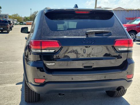 Used 2019 Jeep Grand Cherokee Laredo image 3