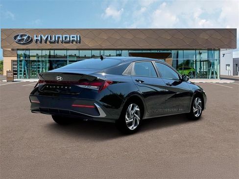Used 2025 Hyundai Elantra Sport FWD image 7