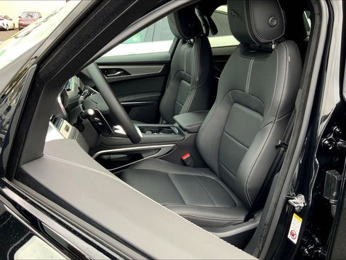 New 2025 Jaguar F-PACE R-Dynamic S image 10