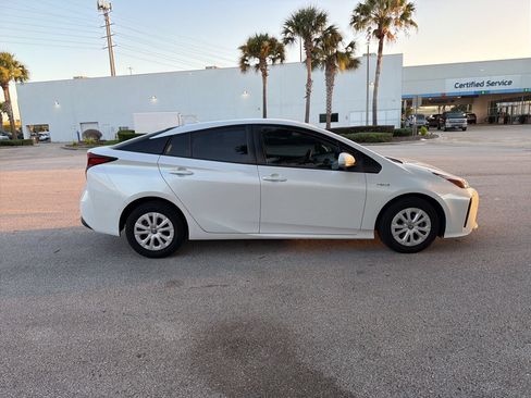 Used 2021 Toyota Prius LE FWD image 6