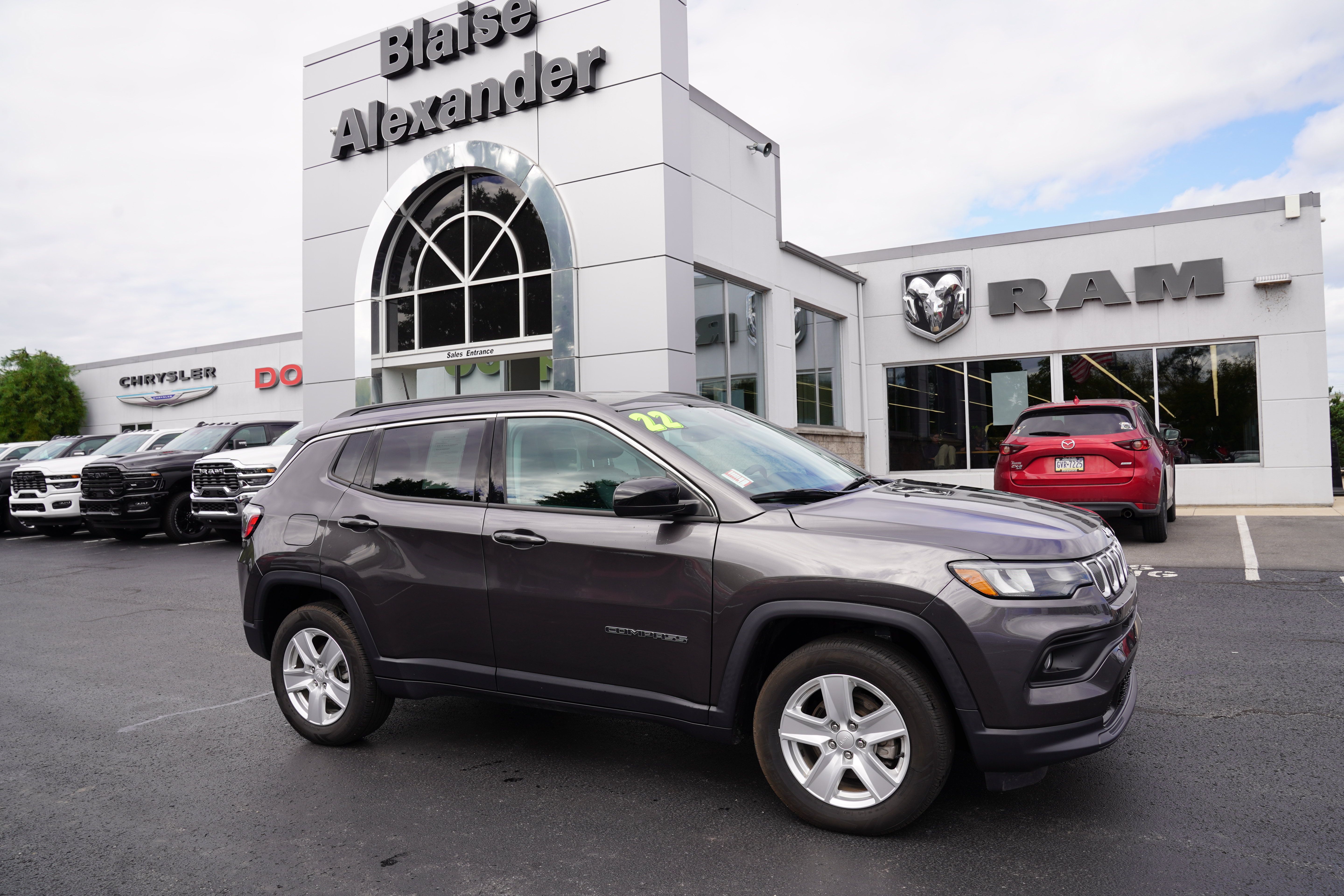 Used 2022 Jeep Compass Latitude w/ Convenience Group AWD/4WD image 1
