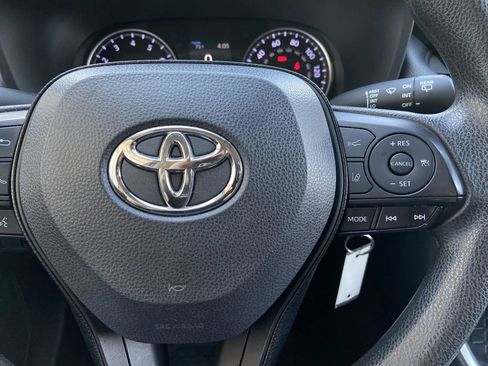 Used 2021 Toyota RAV4 LE AWD/4WD image 12