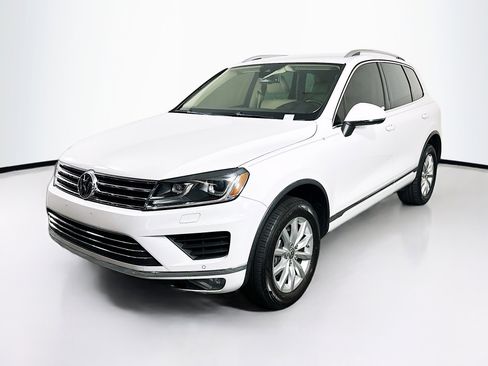 Used 2016 Volkswagen Touareg Sport image 3