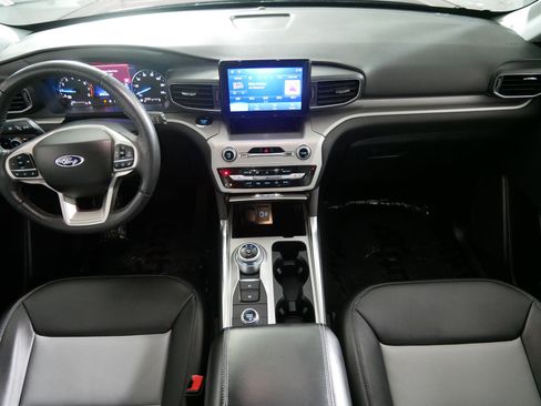 Used 2022 Ford Explorer XLT w/ Equipment Group 202A image 10