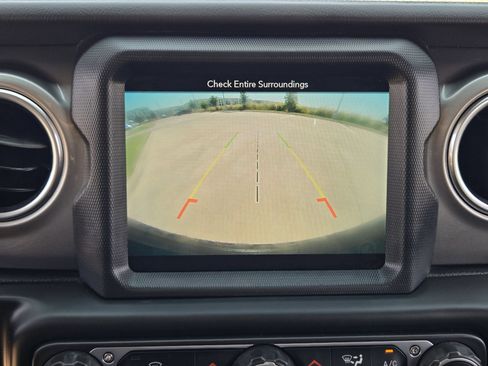 Used 2018 Jeep Wrangler Unlimited Sahara AWD/4WD image 17