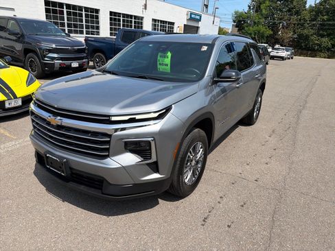 Used 2026 Chevrolet Traverse LT AWD/4WD image 2