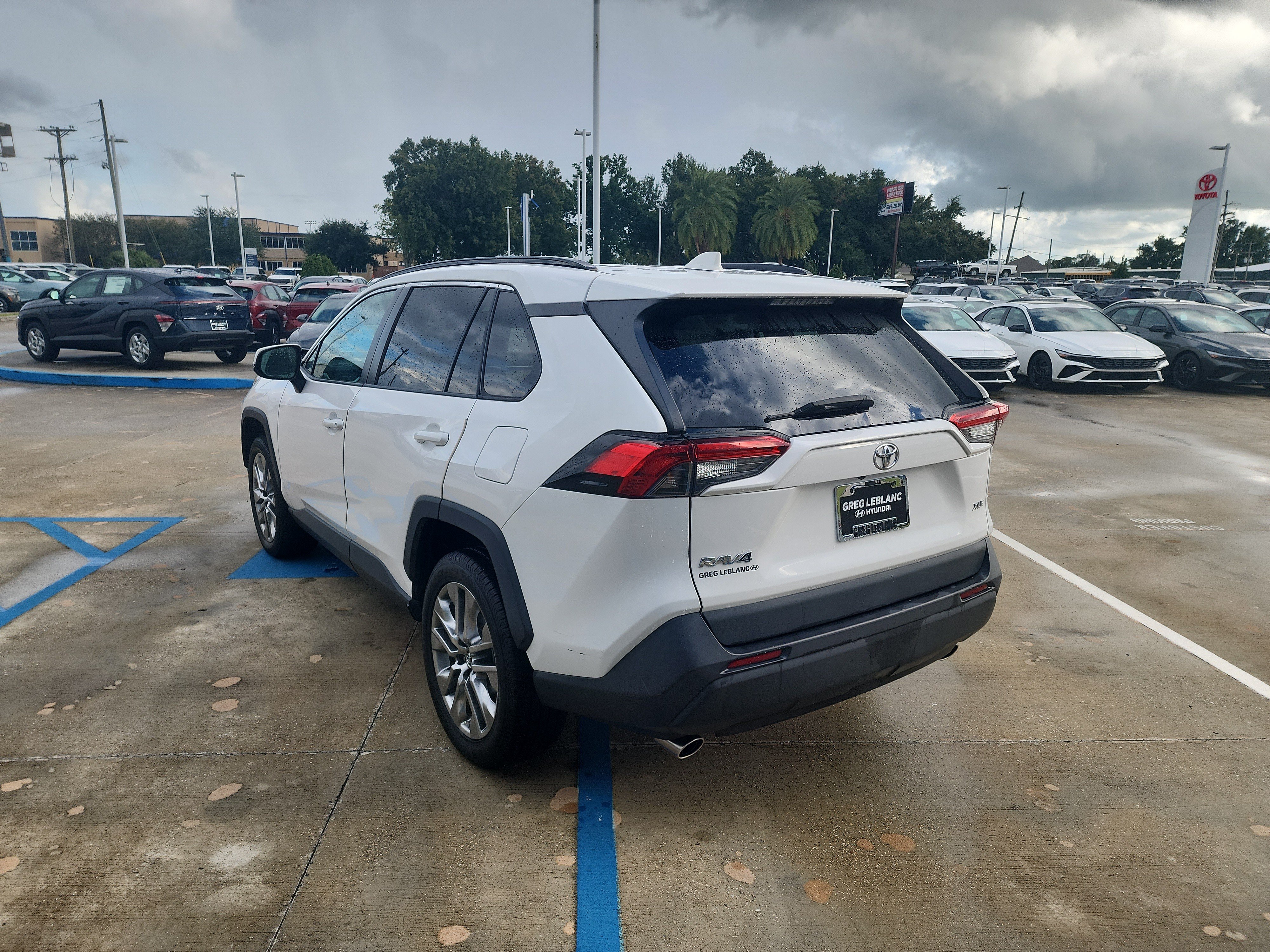 Used 2019 Toyota RAV4 XLE Premium FWD image 5