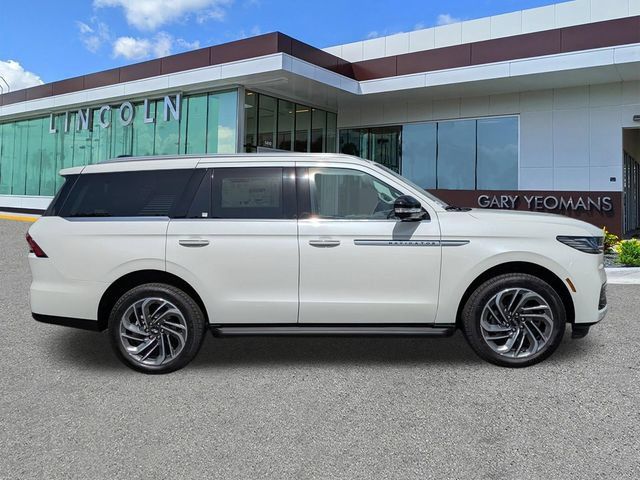 New 2026 Lincoln Navigator Premiere AWD/4WD image 3