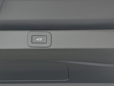 New 2026 Land Rover Range Rover SE image 13