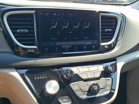 Used 2024 Chrysler Pacifica Touring-L FWD image 13