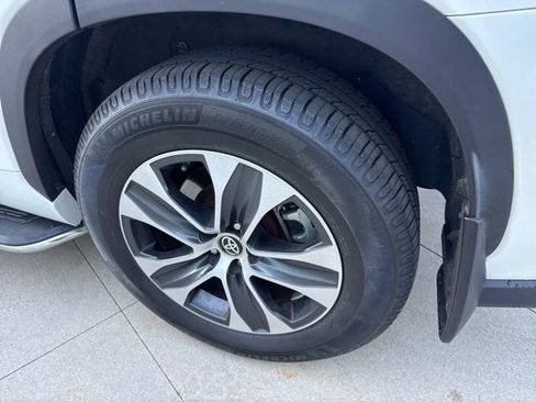 Used 2021 Toyota Highlander XLE image 11