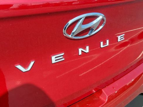 Used 2025 Hyundai Venue Limited FWD image 8
