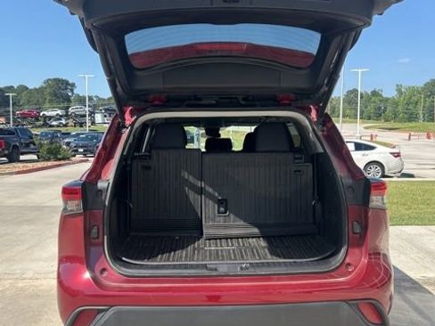 Used 2022 Toyota Highlander LE AWD/4WD image 6