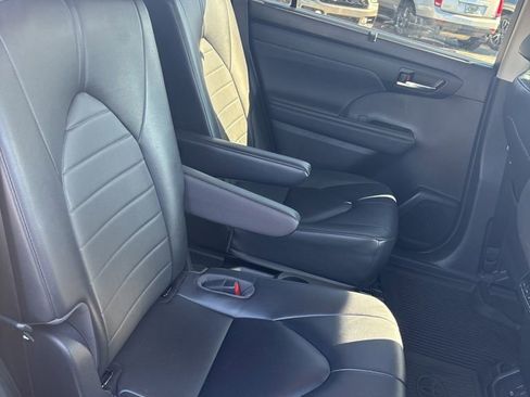 Used 2023 Toyota Highlander XLE FWD image 3