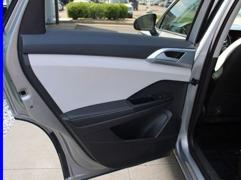 Used 2025 Volkswagen Taos SE w/ Panoramic Sunroof Package FWD image 23
