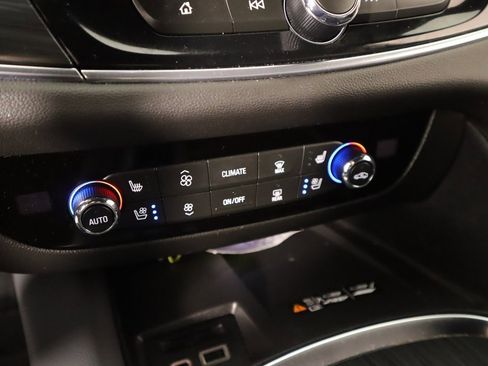 Used 2024 Buick Enclave Premium image 8