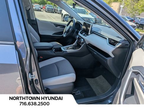 Used 2025 Toyota RAV4 XLE AWD/4WD image 36
