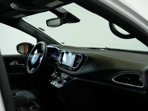 Used 2024 Chrysler Pacifica Limited FWD image 22