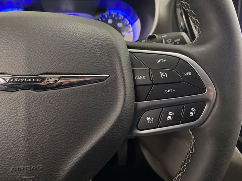 Used 2024 Chrysler Pacifica Touring-L FWD image 21