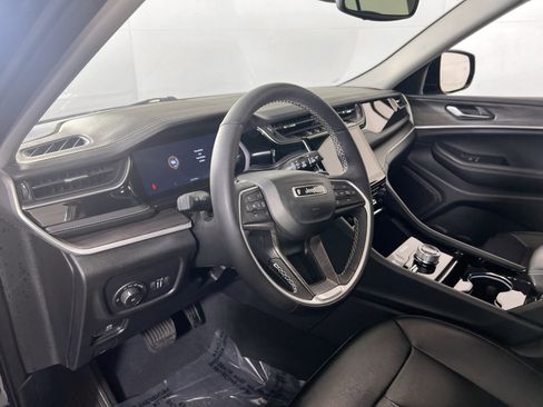 Used 2023 Jeep Grand Cherokee Limited w/ Black Appearance Package AWD/4WD image 9