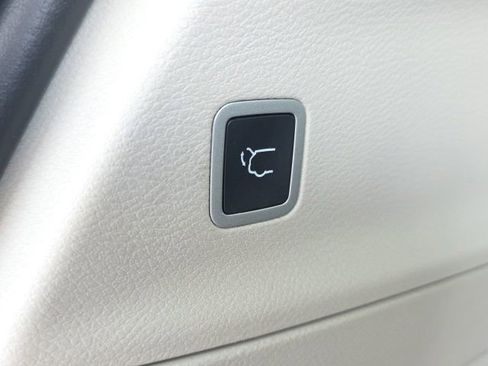 Used 2023 Chrysler Pacifica Touring-L FWD image 19