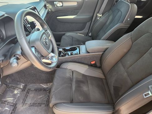Used 2025 Volvo XC40 B5 Plus AWD/4WD image 4