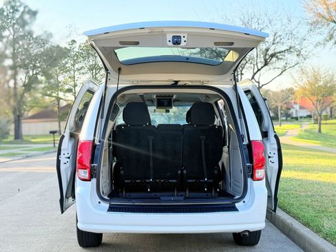 Used 2016 Dodge Grand Caravan SXT image 13