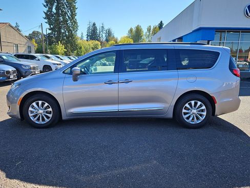 Used 2017 Chrysler Pacifica Touring-L image 2