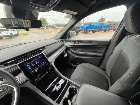 New 2025 Jeep Grand Cherokee Laredo X w/ Luxury Tech Group I AWD/4WD image 14