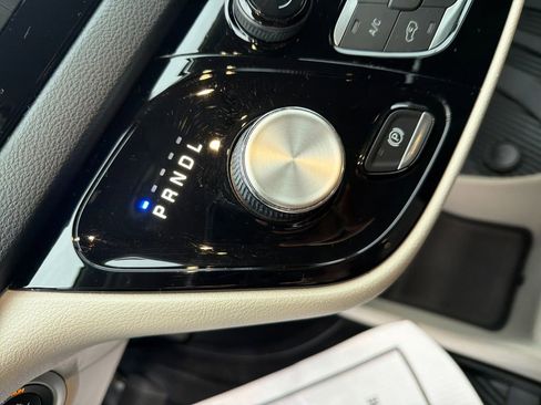 Used 2022 Chrysler Voyager LX image 22