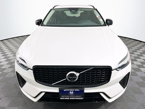 Used 2023 Volvo XC60 B5 Plus image 4