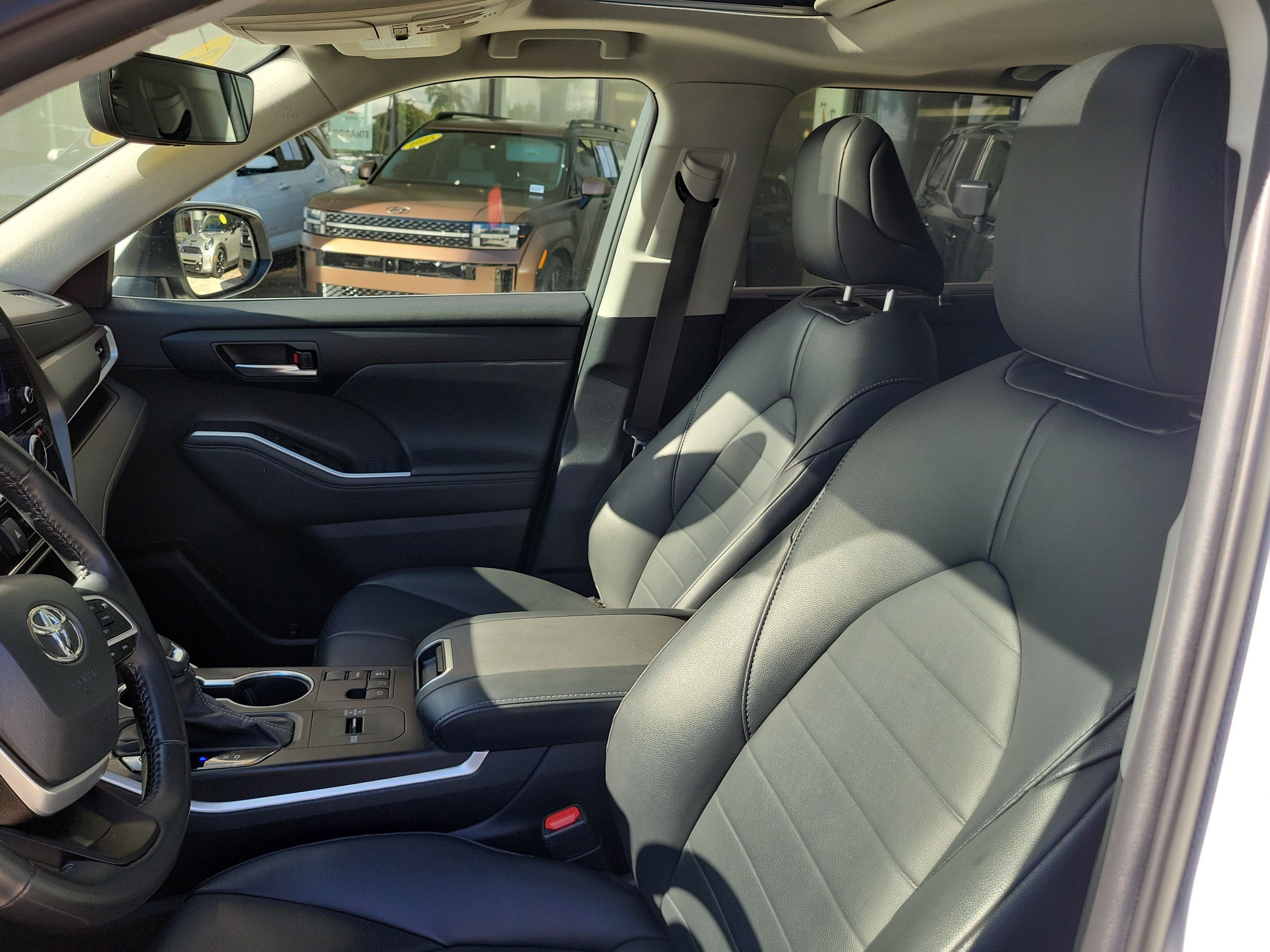 Used 2023 Toyota Highlander XLE FWD image 23