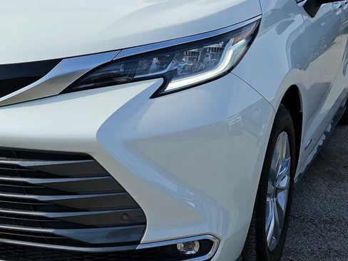 Used 2021 Toyota Sienna Limited image 11
