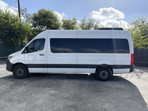 Used 2025 Mercedes-Benz Sprinter 2500 image 2