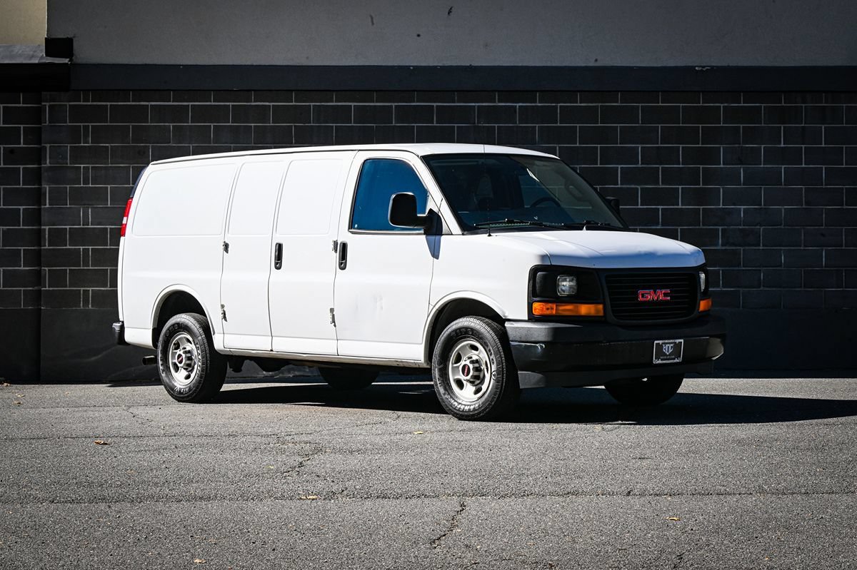 Used 2017 GMC Savana 3500 RWD image 2
