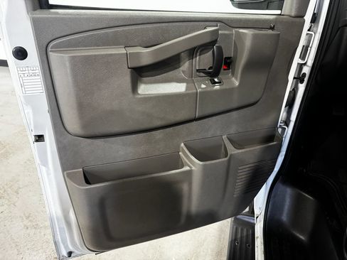Used 2025 Chevrolet Express 3500 LT w/ LT Preferred Equipment Group RWD image 11