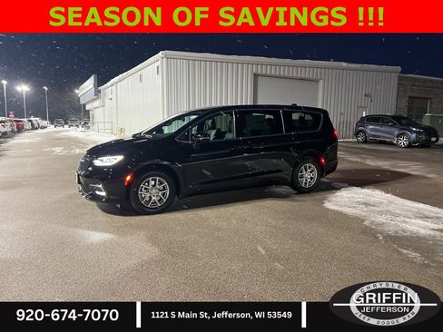 New 2026 Chrysler Pacifica Select image 1