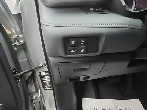 Used 2023 Toyota Highlander Limited image 11