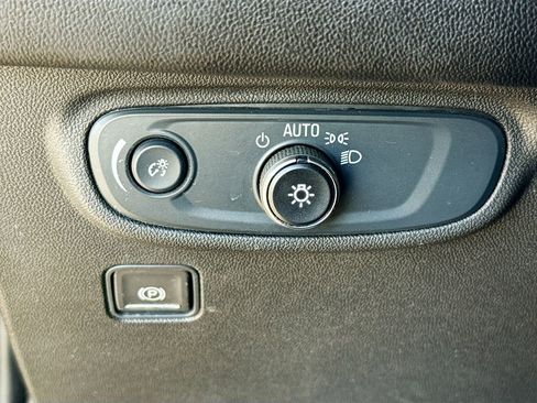 Used 2024 GMC Terrain SLE w/ Driver Convenience Package image 10